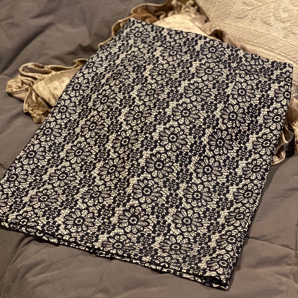 🛼 Banana•Republic 🛼 Navy Blue Lace Pencil Skirt